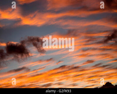 Wolken bei Sonnenuntergang in Bunbury, Western Australia sind wunderschön geformt mit weichem rosa, grau und Hellblau Farben wie die Sonne untergeht. Stockfoto