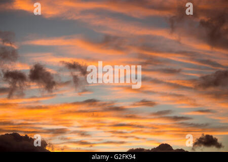 Wolken bei Sonnenuntergang in Bunbury, Western Australia sind wunderschön geformt mit weichem rosa, grau und Hellblau Farben wie die Sonne untergeht. Stockfoto