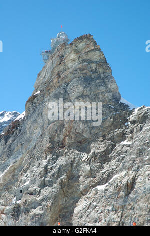 Jungfraujoch, Schweiz - 18. August 2014: Sphinx-Observatorium auf Felsen am Jungfraujoch in Alpen in der Schweiz. Unidentif Stockfoto