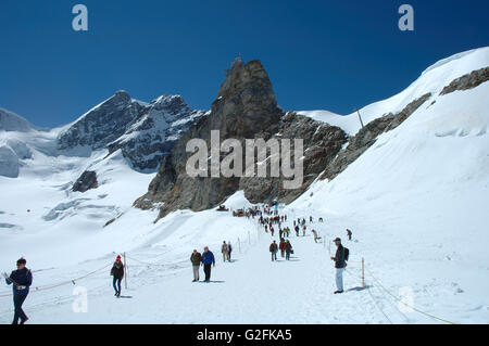 Jungfraujoch, Schweiz - 18. August 2014: Nicht identifizierte Personen unterwegs auf Jungfraujoch in Alpen in der Schweiz übergeben. Stockfoto