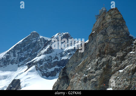 Jungfrau-Gipfel und Sphinx-Observatorium auf Felsen auf dem Jungfraujoch Pass in den Alpen in der Schweiz Stockfoto