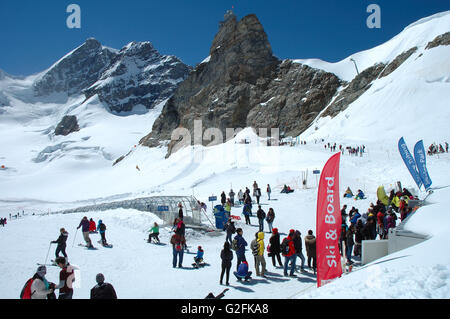 Jungfraujoch, Schweiz - 18. August 2014: Nicht identifizierte Personen am Jungfraujoch in Alpen in der Schweiz übergeben. Stockfoto