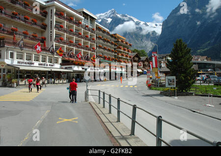 Grindelwald, Schweiz - 19. August 2014: Gebäude und unbekannten Menschen auf der Straße in Grindelwald in der Schweiz. Stockfoto