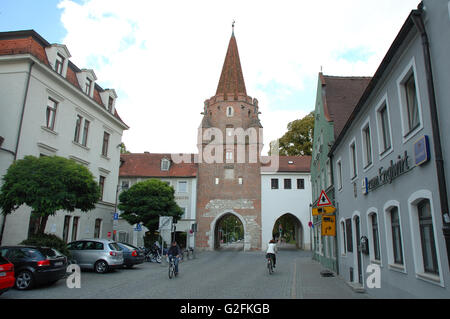 Ingolstadt, Deutschland - 24. August 2014: Antikes Tor mit Turm an der Kreuzstrasse Street in Ingolstadt in Deutschland. Nicht identifizierte Stockfoto