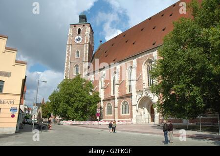 Ingolstadt, Deutschland - 24. August 2014: Straße mit Kopfsteinpflaster (Kreuzstrasse) und Kathedrale in Ingolstadt in Deutschland. Nicht identifizierte pe Stockfoto