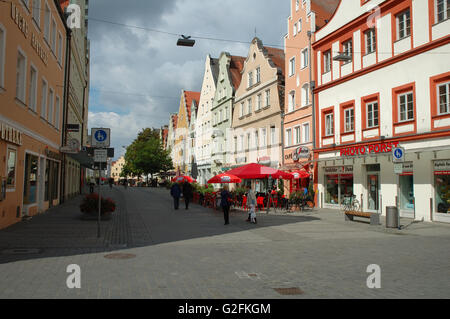 Ingolstadt, Deutschland - 24. August 2014: Theresienstrasse Straße in Ingolstadt in Deutschland. Nicht identifizierte Personen sichtbar. Stockfoto