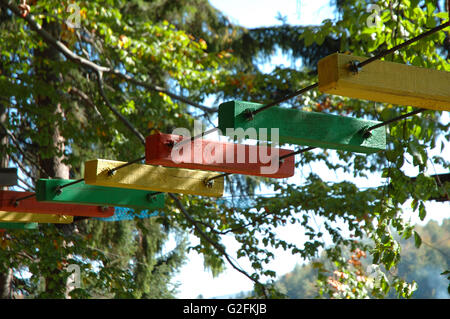 Brücke aus bunten Baumstämmen und Seilen im Hochseilgarten Stockfoto