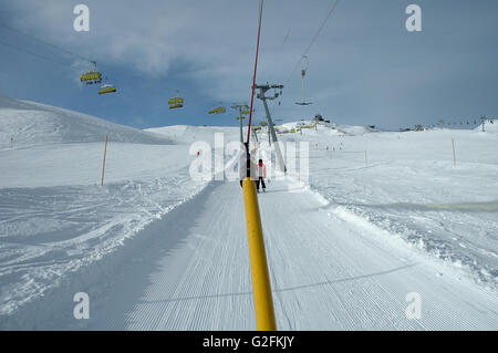 Blick vom Schlepplift auf Ofelerjoch in der Nähe Kaltenbach im Zillertal in Österreich Stockfoto