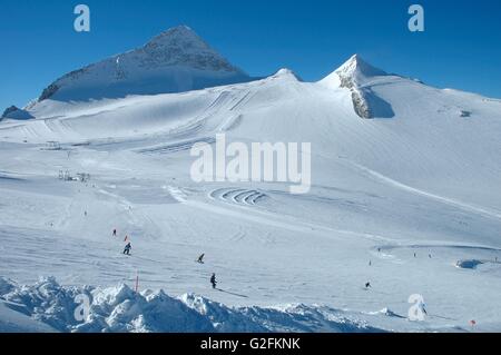 Skipisten und Skifahrer am Hintertuxer Gletscher in den Alpen in der Nähe Zillertal Tal in Österreich Stockfoto