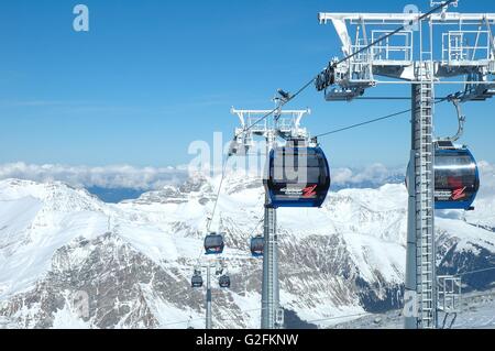 HINTERTUX, Österreich - Februar 06: Spitzen und Skilifte in der Nähe Hintertux im Zillertal-Tal in Österreich 06.02.2014 Stockfoto