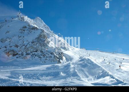 Skipiste, Aufzug und Skifahrer am Hintertuxer Gletscher in den Alpen in der Nähe Zillertal Tal in Österreich Stockfoto