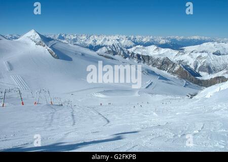 Skipisten am Hintertuxer Gletscher in den Alpen in der Nähe Zillertal Tal in Österreich Stockfoto