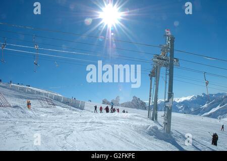 Schlepplift und Skifahrer am Hintertuxer Gletscher in der Nähe Zillertal Tal in Österreich Stockfoto