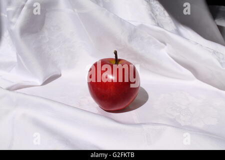 schöne roter saftige süße Apfel lag auf weiß Stockfoto
