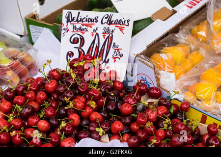 Lebendige, saftigen roten Kirschen auf Marktstand Stockfoto