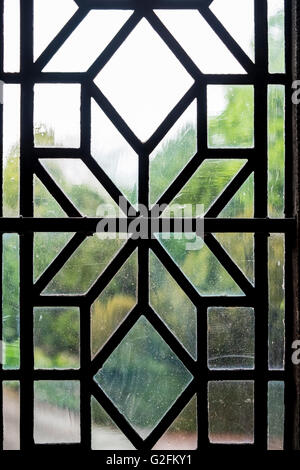 Licht, das durch verbleites Fensterverkleidung von geometrischen Formen Stockfoto