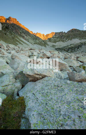 Sonnenaufgang am Naturschutzgebiet von Néouvielle, Hautes-Pyrénées, Frankreich. Stockfoto