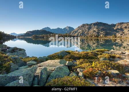 D'Aumar See im Naturschutzgebiet von Néouvielle, Hautes-Pyrénées, Frankreich. Stockfoto