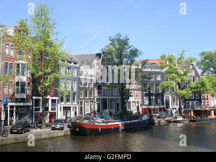 Alten Lagerhäusern und Hausboote vertäut am Prinsengracht Kanal, Amsterdam, Niederlande. (gegenüber der Anne-Frank-Haus) Stockfoto