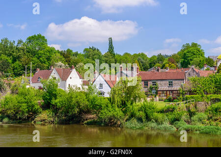 Brockweir Dorf Gloucestershire, gesehen vom walisischen Seite des Flusses Wye in Monmouthshire Stockfoto