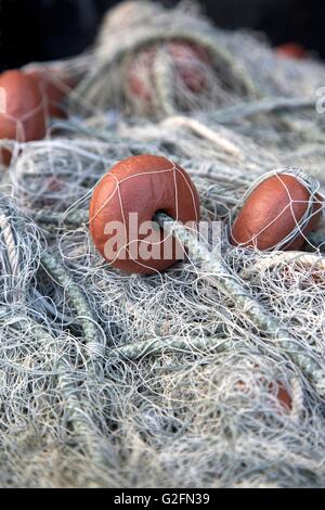 Fischernetze und Schwimmer Stockfoto