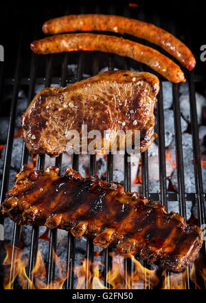 Würstchen, Rippen und Rindersteak, serviert auf grill Stockfoto