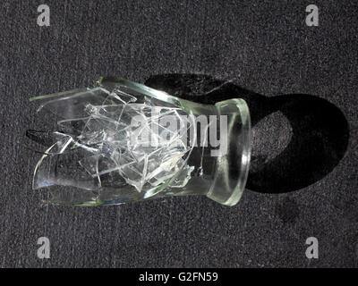 Glasscherben auf Etage Stockfoto