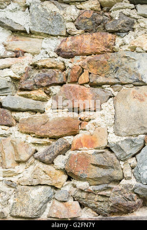 Nahaufnahme der harte Wand aus rohen Natursteinen. Einsetzbar als Textur oder Hintergrund Stockfoto