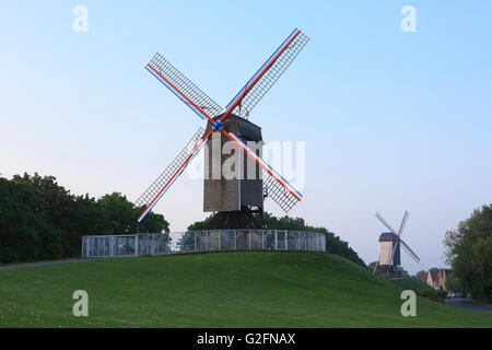 Saint John's Haus Mühle (1770) und die Bonne Chiere Windmühle in Brügge, Belgien Stockfoto