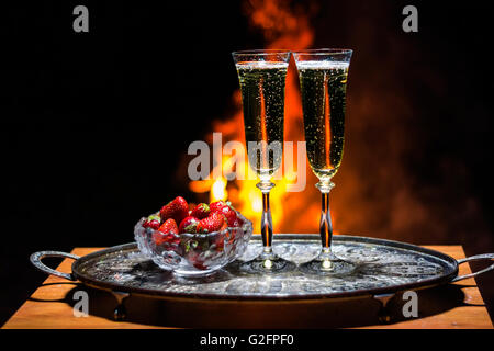 zwei Gläser Champagner mit Flamme auf Hintergrund Stockfoto