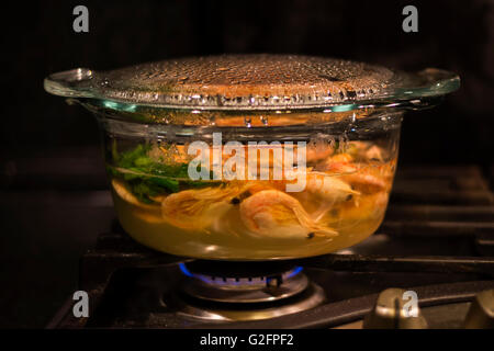 Garnelen in transparentem Glas Topf kochen Stockfoto