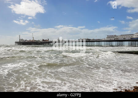 Blick auf rauer See und dem Brighton Pier an einem windigen Tag, Vereinigtes Königreich Stockfoto