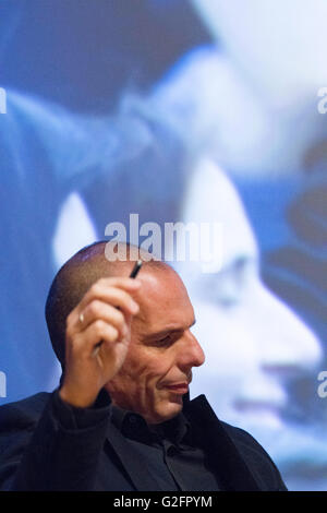 London, England. 28. Mai 2016. Ehemalige griechische Finanzminister Yanis Varoufakis widerspiegelt und gleichzeitig zuhören bei der Abstimmung: ein weiterer Stockfoto