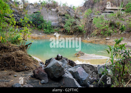 Schwefelsäure See am Fuße des Vulkan Lokon-Empung. Tomohon. Nord-Sulawesi. Indonesien Stockfoto