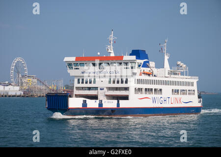 Die Wightlink Autofähre, St. Cecilia, Clarence Pier vorbei, als sie Portsmouth Harbour betritt. Stockfoto