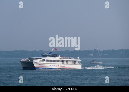 Die Wightlink Passagierfähre Wight Ryder 2 im Solent auf ihrem Weg von Ryde Pier Head nach Portsmouth Stockfoto