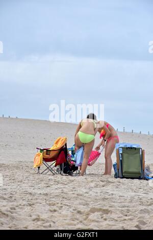 Eine Familie, die ihre Sachen packen, nach einem erlebnisreichen Tag am Strand Stockfoto