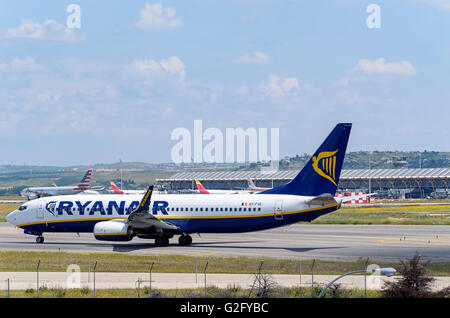 Flugzeug - Boeing 737-- Ryanair-Airline wird Richtung Start-und Landebahn, bereit zum Abflug vom Flughafen Madrid (Spanien) Stockfoto