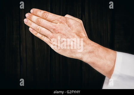 Zusammengesetztes Bild des Karate Spieler machen Handbewegung auf weißem Hintergrund Stockfoto