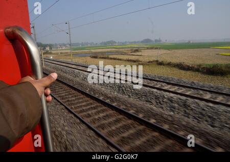 Indische Landschaft als von dem Trittbrett von einem fahrenden Zug, Indian Railways betrachtet Stockfoto