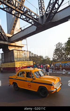 Dichten Verkehr über Howrah Bridge, Kolkata, Westbengalen, Indien Stockfoto