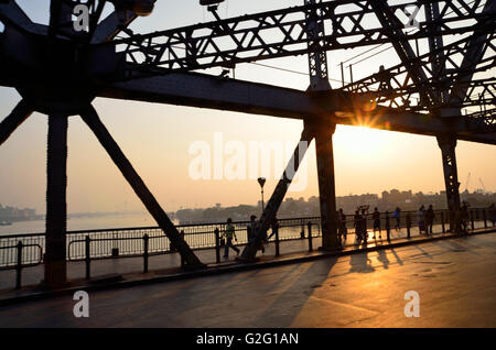 Dichten Verkehr über Howrah Bridge, Kolkata, Westbengalen, Indien Stockfoto