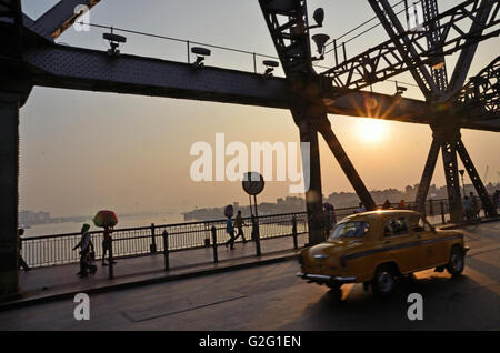 Dichten Verkehr über Howrah Bridge, Kolkata, Westbengalen, Indien Stockfoto