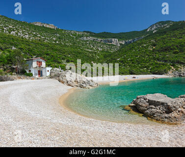 Schöner Strand mit Segelbooten unter Lubenice Dorf auf der Insel Cres Stockfoto