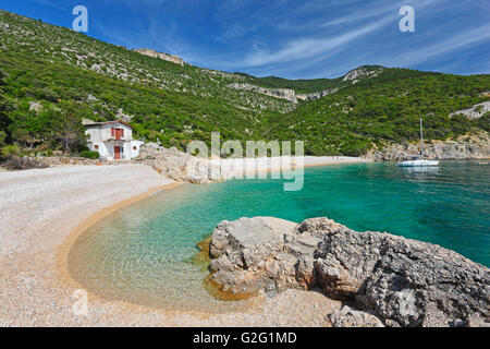 Schöner Strand mit segelboot unter dem Dorf Lubenice auf der Insel Cres Stockfoto