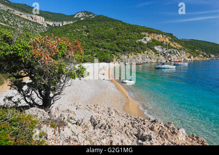 Schöner Strand mit Segelbooten unter Lubenice Dorf auf der Insel Cres Stockfoto