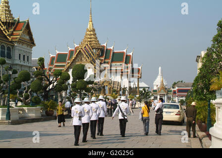 Bewachen Sie, zu Fuß vor der Grand Palace in Bangkok, Thailand Stockfoto