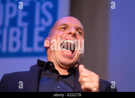Ehemalige griechische Finanzminister Yanis Varoufakis spricht bei einer Abstimmung In-Konferenz in London. Stockfoto