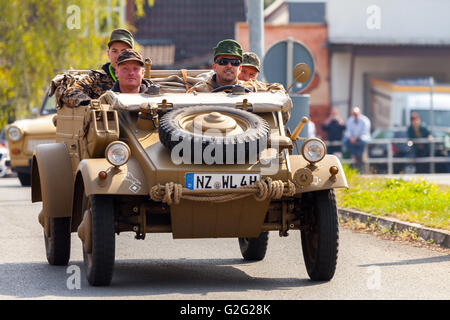 ALTENTREPTOW / Deutschland - 1. Mai 2016: Deutsche Kübelwagen Vw Typ 82 fährt auf eine Oldtimer-Show in Altentreptow, Deutschland am 1. Mai Stockfoto