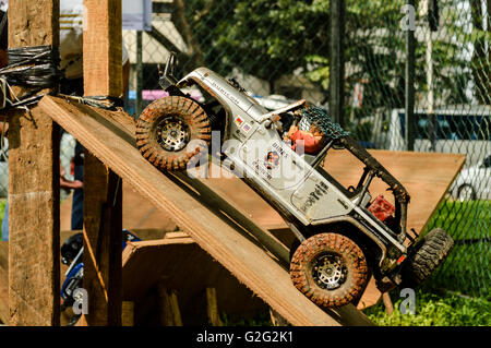 RC Jeep bewegt sich in der off-Road bei automotive Event Tumplek Blek 2016, Jakarta, Indonesien Stockfoto